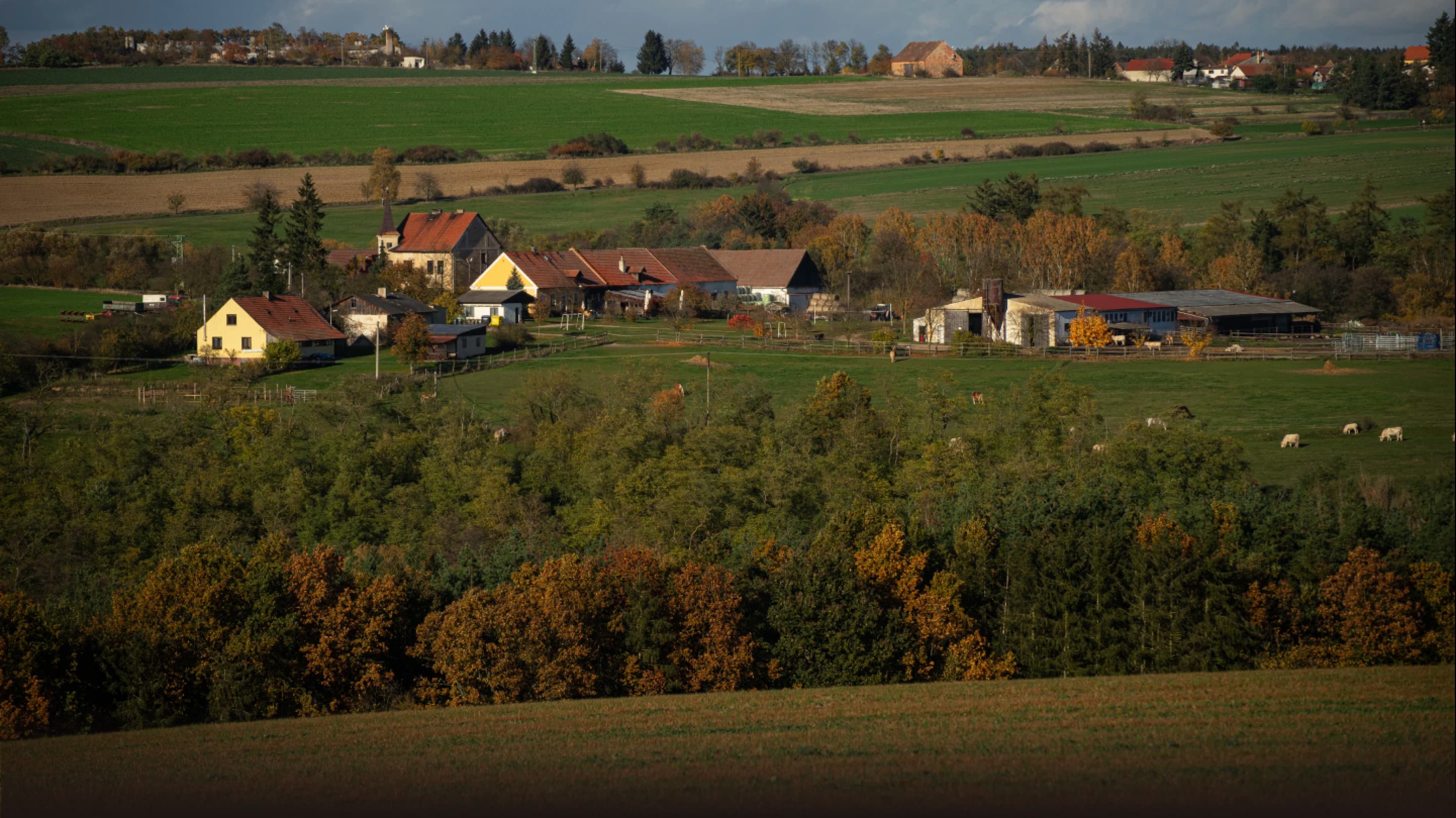 pozadí - pohled na farmu Hedecko od Hedčan